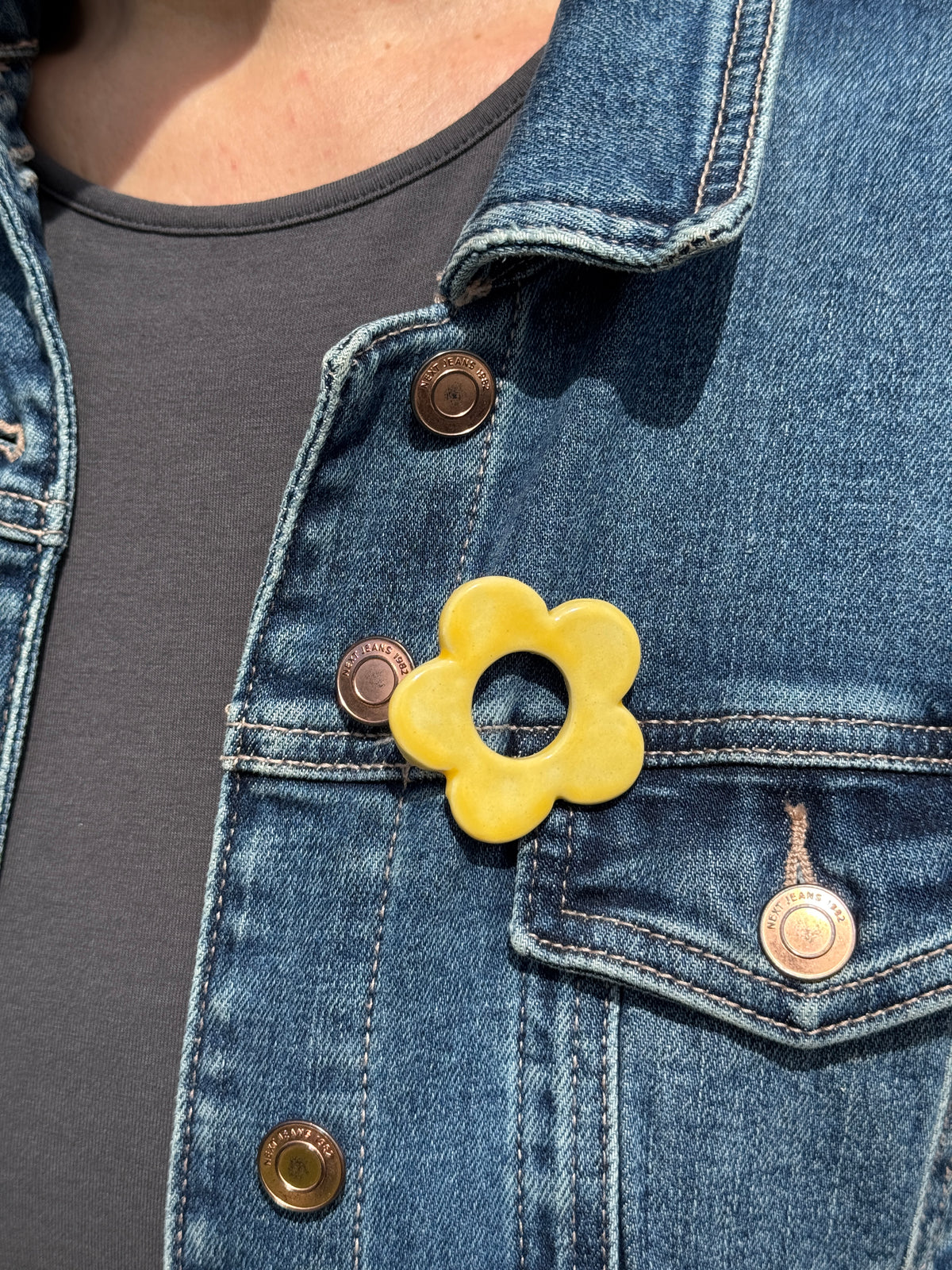 Buttercup Glasses Brooch
