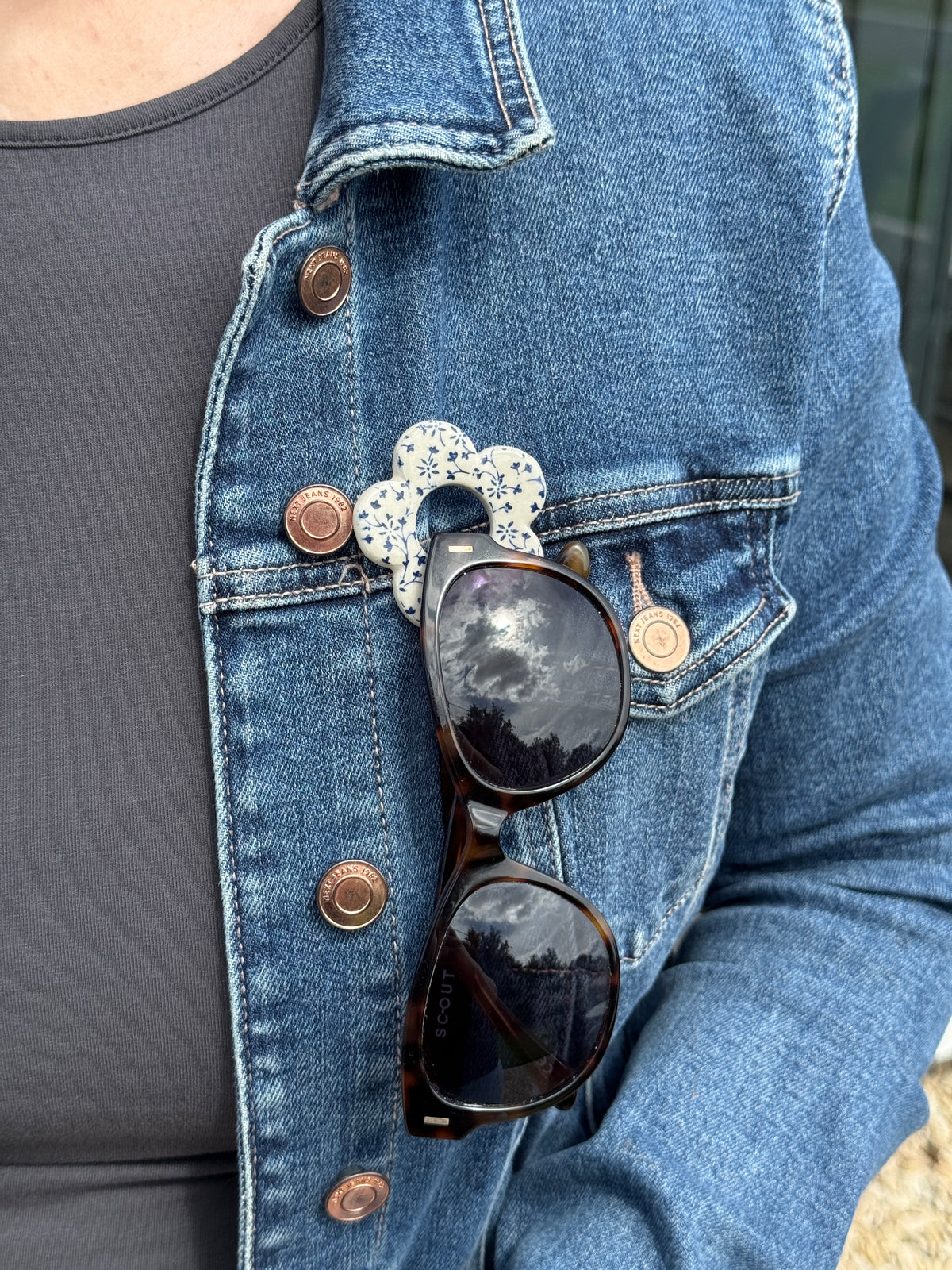 Blue Ditsy Glasses Brooch